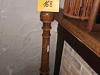Lot 168 - houten lampenvoet en lamp - afbeelding 2 van  3