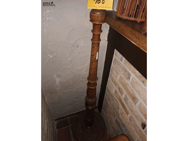 Lot 168 - houten lampenvoet en lamp - afbeelding 3 van  3