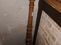 Lot 168 - houten lampenvoet en lamp - afbeelding 3 van  3