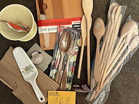 Lot 168 - melitta koffiefilter met set houten lepels - afbeelding 1 van  2