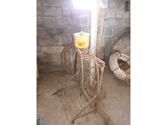 Lot 168 - metalen statief. 2 stuks - afbeelding 1 van  5