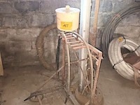 Lot 168 - metalen statief. 2 stuks - afbeelding 1 van  5