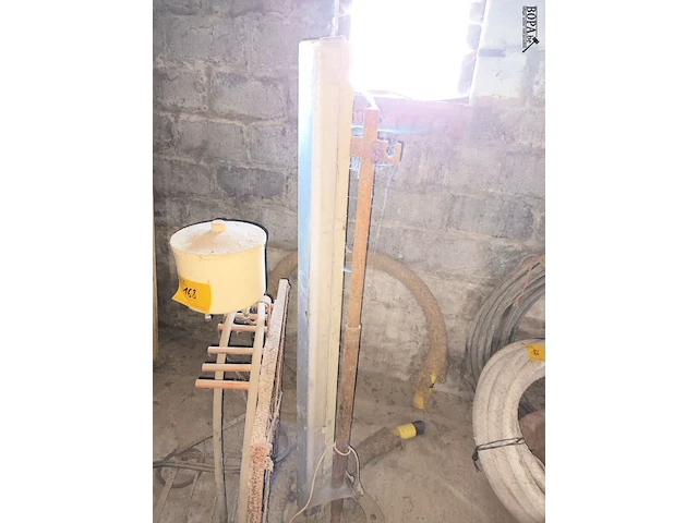 Lot 168 - metalen statief. 2 stuks - afbeelding 2 van  5