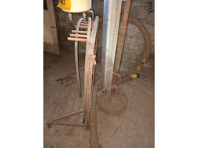 Lot 168 - metalen statief. 2 stuks - afbeelding 3 van  5