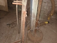 Lot 168 - metalen statief. 2 stuks - afbeelding 3 van  5