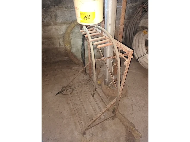 Lot 168 - metalen statief. 2 stuks - afbeelding 4 van  5