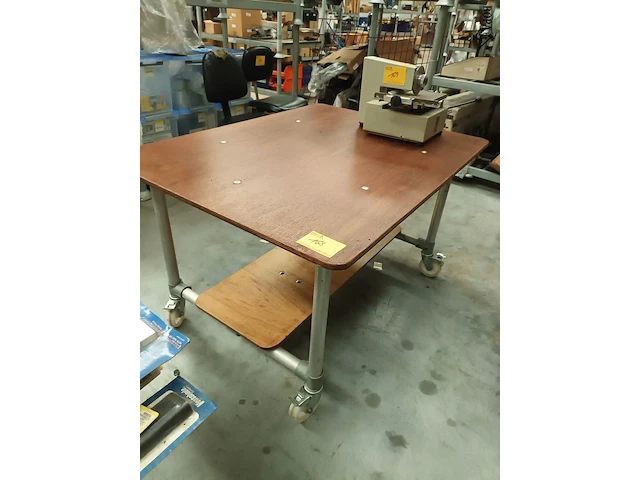 Lot 168 - mobiele werkplaats tafel - afbeelding 1 van  4