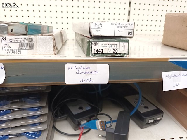 Lot 168 - veiligheidssloten. 7 stuks - afbeelding 4 van  4