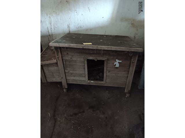 Lot 169 - konijnenhok op wielen - afbeelding 1 van  1