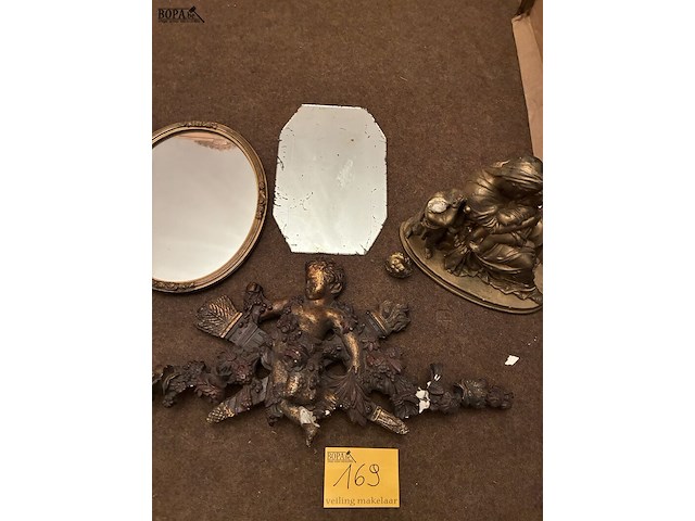 Lot 169 - set spiegels, 2 stuks en plaaster beelden, 2 stuks - afbeelding 1 van  5