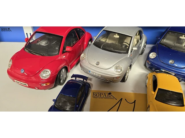 Lot 17 - beetle miniatuur autootjes 6 stuks - afbeelding 2 van  3