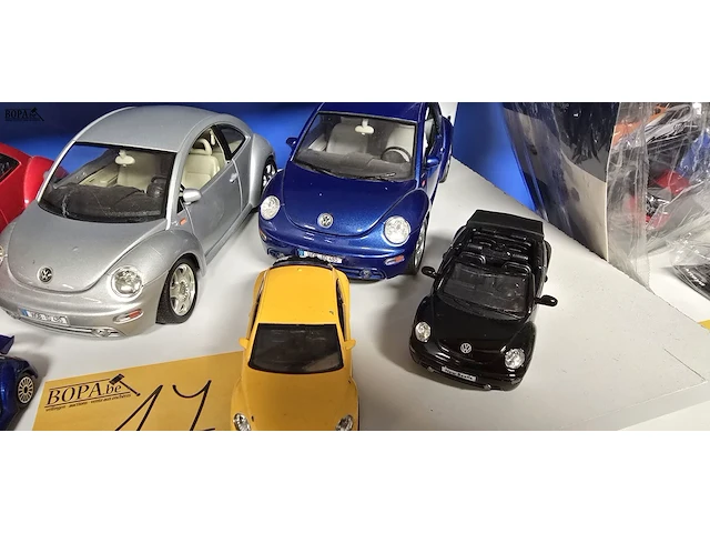 Lot 17 - beetle miniatuur autootjes 6 stuks - afbeelding 3 van  3
