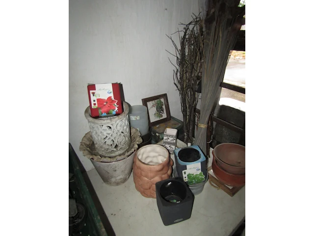 Lot 17 - bloempotten en decoratie. 50 stuks - afbeelding 2 van  2