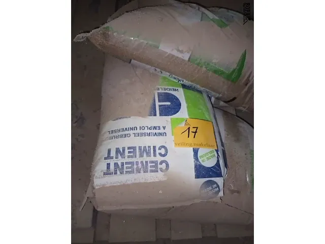 Lot 17 - cement en zand. 3 zakken - afbeelding 2 van  2
