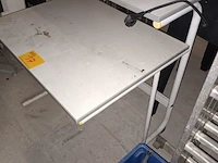Lot 17 - computertafel - afbeelding 2 van  3