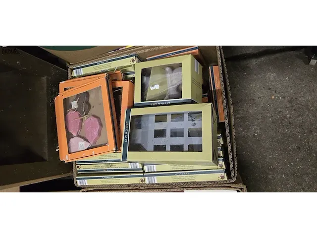 Lot 17 - decoratieve objecten living art ong 32 stuks - afbeelding 1 van  3