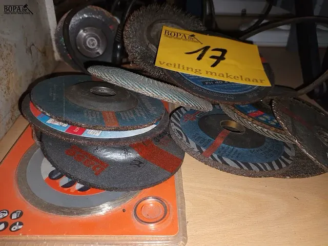 Lot 17 - haakse slijper en schijven. 12 stuks - afbeelding 3 van  3