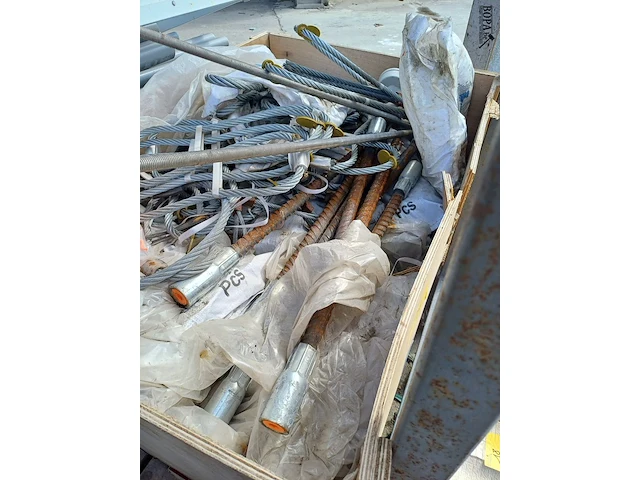 Lot 17 - houten bak met hijskabels - afbeelding 2 van  4