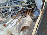 Lot 17 - houten bak met hijskabels - afbeelding 2 van  4