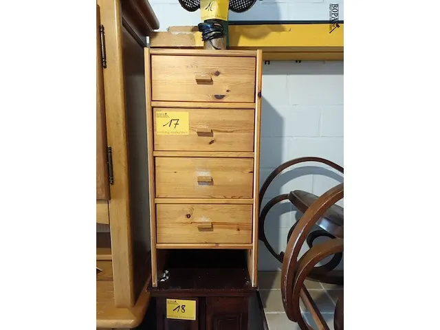 Lot 17 - houten ladekastje - afbeelding 1 van  3