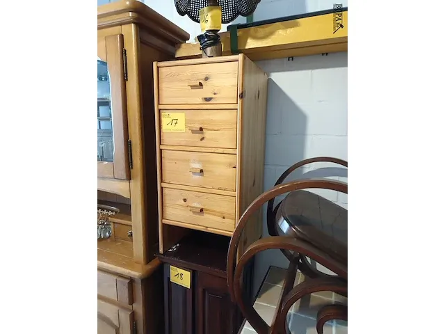 Lot 17 - houten ladekastje - afbeelding 2 van  3