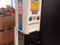 Lot 17 - ijsjes diepvriezer met hoorntjes dispenser - afbeelding 2 van  4