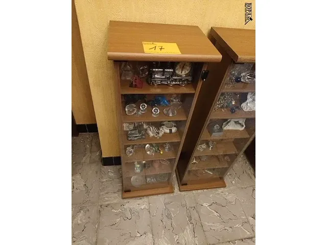 Lot 17 - kastje met decoratie - afbeelding 1 van  5