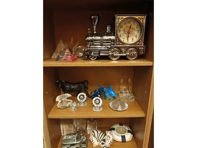 Lot 17 - kastje met decoratie - afbeelding 2 van  5