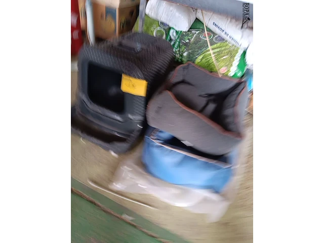 Lot 17 - kattentoilet en slaapmandjes - afbeelding 1 van  2