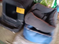 Lot 17 - kattentoilet en slaapmandjes - afbeelding 1 van  2