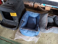 Lot 17 - kattentoilet en slaapmandjes - afbeelding 2 van  2