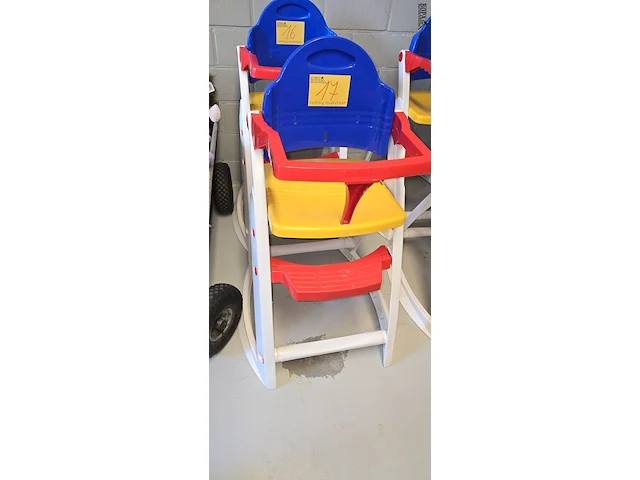 Lot 17 - kinderstoel in gekleurde kunststof - afbeelding 1 van  2