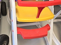 Lot 17 - kinderstoel in gekleurde kunststof - afbeelding 1 van  2