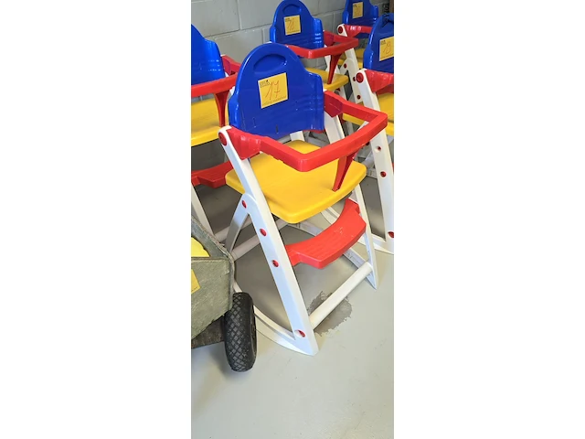 Lot 17 - kinderstoel in gekleurde kunststof - afbeelding 2 van  2