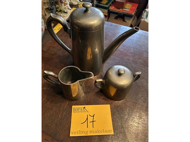 Lot 17 - koffiekan, melk en suikerpotje, tin, genummerd, 3 stuks - afbeelding 1 van  4