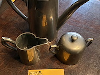 Lot 17 - koffiekan, melk en suikerpotje, tin, genummerd, 3 stuks - afbeelding 1 van  4