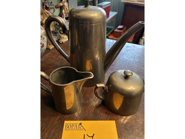 Lot 17 - koffiekan, melk en suikerpotje, tin, genummerd, 3 stuks - afbeelding 2 van  4