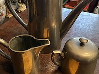 Lot 17 - koffiekan, melk en suikerpotje, tin, genummerd, 3 stuks - afbeelding 2 van  4