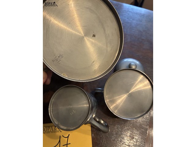 Lot 17 - koffiekan, melk en suikerpotje, tin, genummerd, 3 stuks - afbeelding 3 van  4