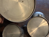 Lot 17 - koffiekan, melk en suikerpotje, tin, genummerd, 3 stuks - afbeelding 3 van  4