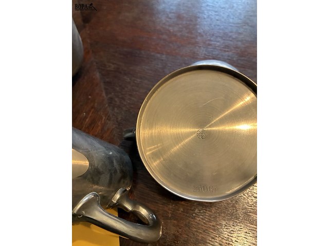 Lot 17 - koffiekan, melk en suikerpotje, tin, genummerd, 3 stuks - afbeelding 4 van  4