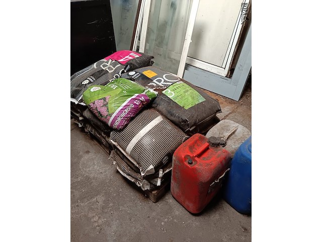 Lot 17 - meststoffen - afbeelding 1 van  3