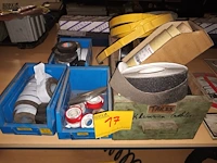 Lot 17 - schuurpapier en plakband - afbeelding 1 van  5