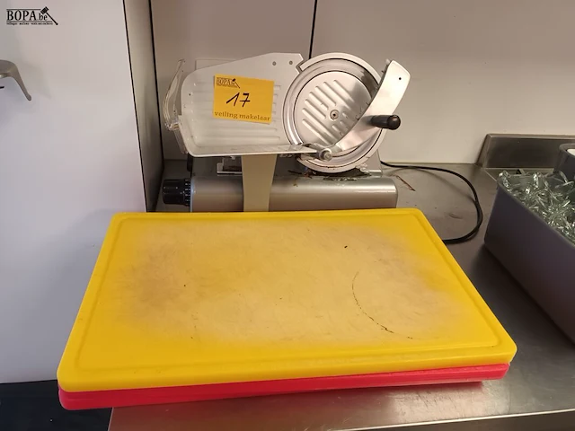 Lot 17 - snijmachine en snijplanken. 4 stuks - afbeelding 1 van  5