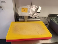 Lot 17 - snijmachine en snijplanken. 4 stuks - afbeelding 1 van  5