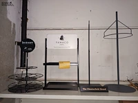 Lot 17 - toonbank display standaard. 4 stuks - afbeelding 1 van  4