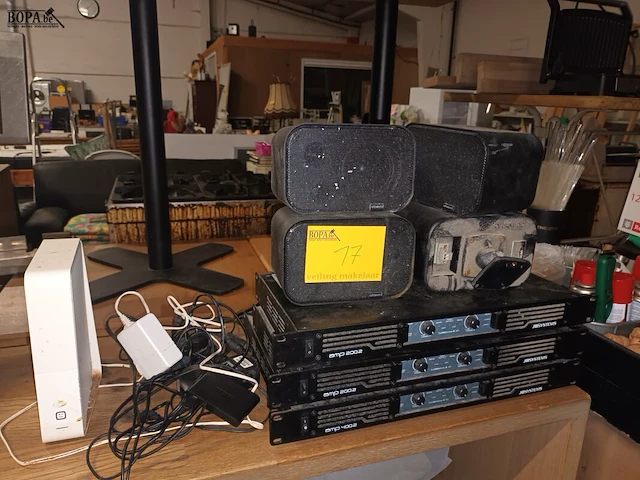 Lot 17 - versterkers, boxen, cardreader en modem - afbeelding 1 van  8
