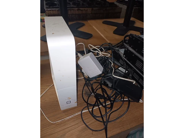 Lot 17 - versterkers, boxen, cardreader en modem - afbeelding 2 van  8
