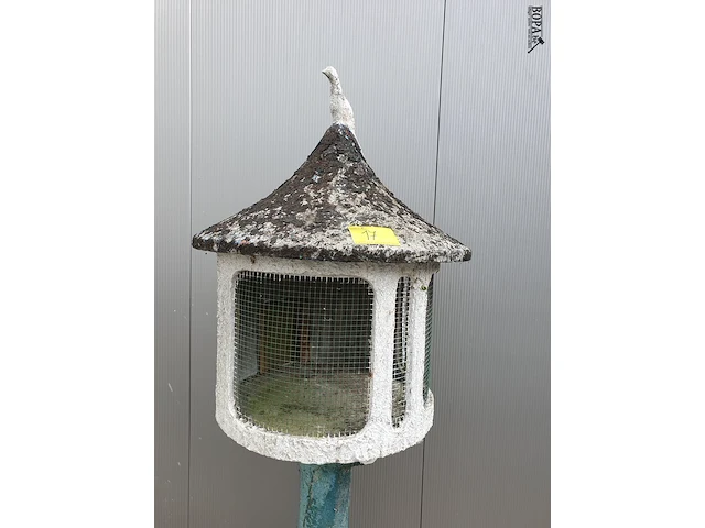 Lot 17 - vintage vogelkooi beton - afbeelding 2 van  5
