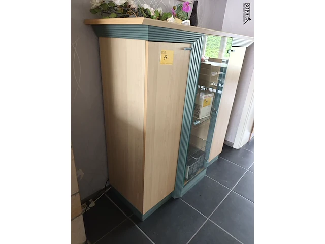 Lot 17 - vitrine kast - afbeelding 2 van  3